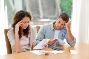 4b_bigstock_young_couple_calculating_their_13876385