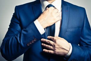 Topowe dodatki dla mężczyzny – krawaty, szelki i muszki. Jak je dobrać do stroju