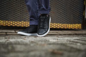 Sportowe buty męskie – jak je nosić? Poznaj 4 pomysły na stylizacje!